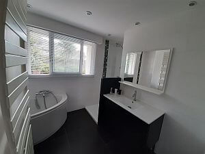 photos location vacances bed breakfast Lomener veranda salle à manger avec ouverture par baies coulissantes sur jardin privatif